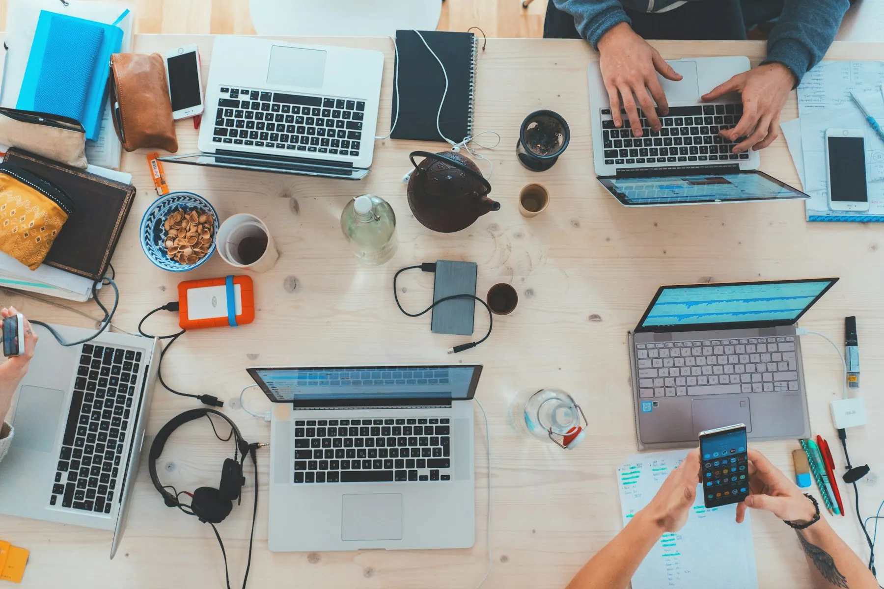 Team arbeitet an Laptops